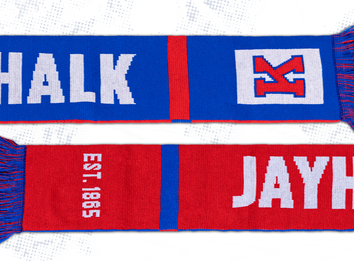 Dos bufandas están en la imagen para mostrar cómo lucen de cada lado El lado azul tiene el texto Rock Chalk grande en blanco con acentos rojos y la K de la bandera del día del juego. El lado rojo tiene el texto Jayhawk grande y blanco con acentos azules.